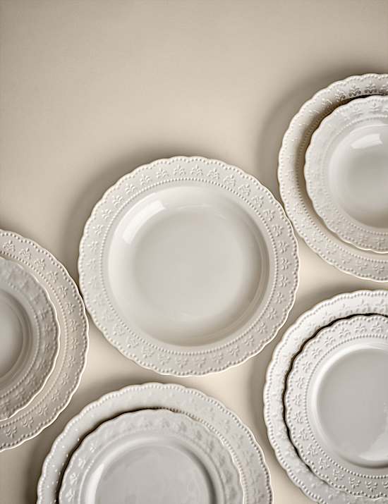 16 Piece Vintage Dinner Set