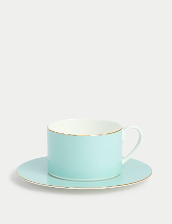 Kop en schotel van porselein