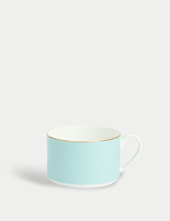 Kop en schotel van porselein