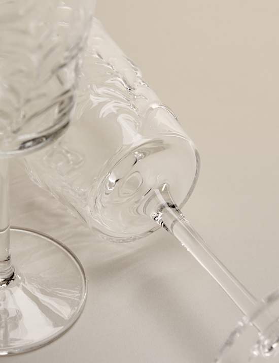 Sada 2 embosovaných sklenic na víno s květinovým vzorem