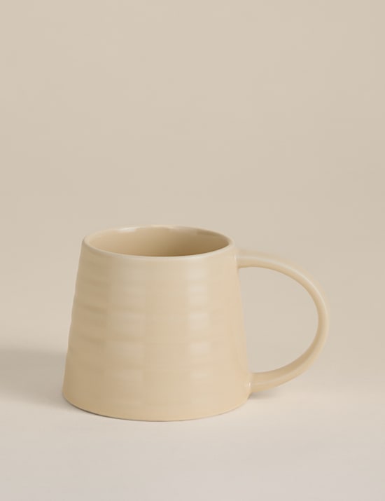 Becher mit weichem horizontalem Rippenmuster