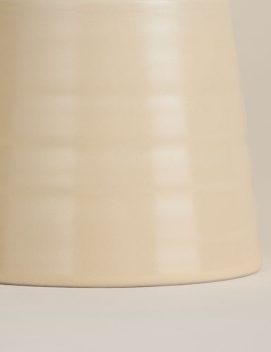 Becher mit weichem horizontalem Rippenmuster