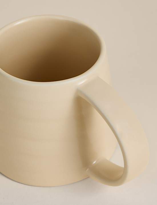 Becher mit weichem horizontalem Rippenmuster