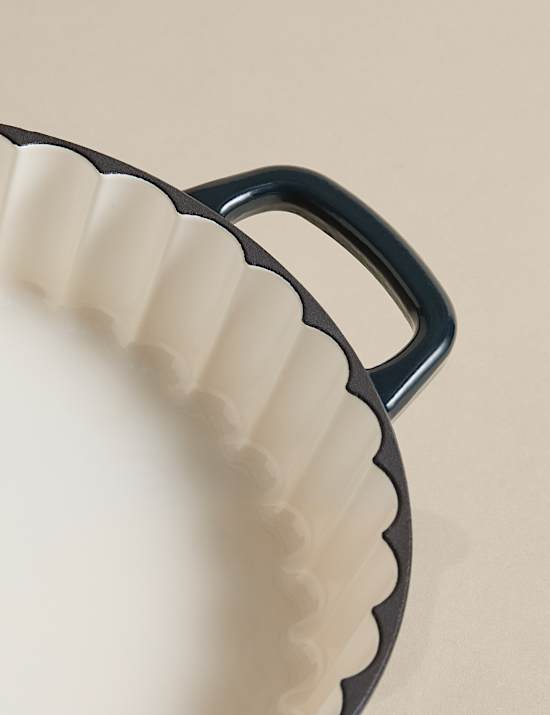 Cast Iron Medium Fluted Pie Dish