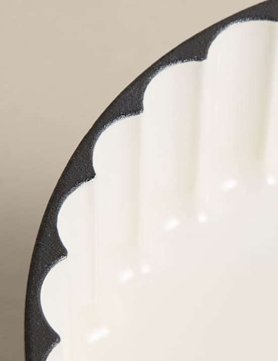 Cast Iron Medium Fluted Pie Dish