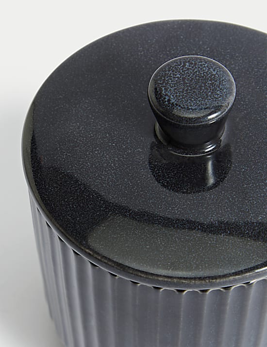 Μικρό βάζο αποθήκευσης με ριμπ σχεδίαση