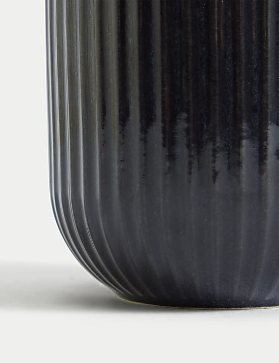 Μικρό βάζο αποθήκευσης με ριμπ σχεδίαση