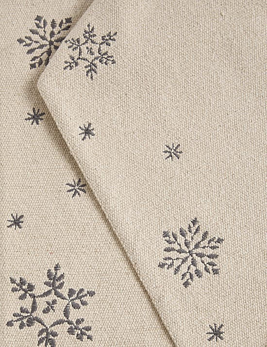 Snowflake Table Runner