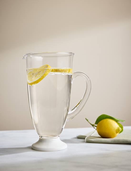 Carafe en verre &agrave; pied