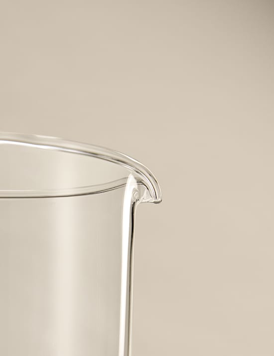 Carafe en verre &agrave; pied