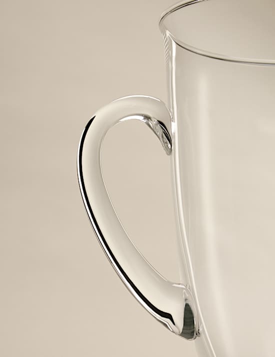 Carafe en verre &agrave; pied