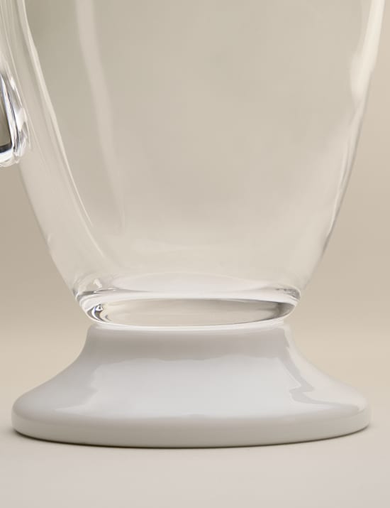 Carafe en verre &agrave; pied