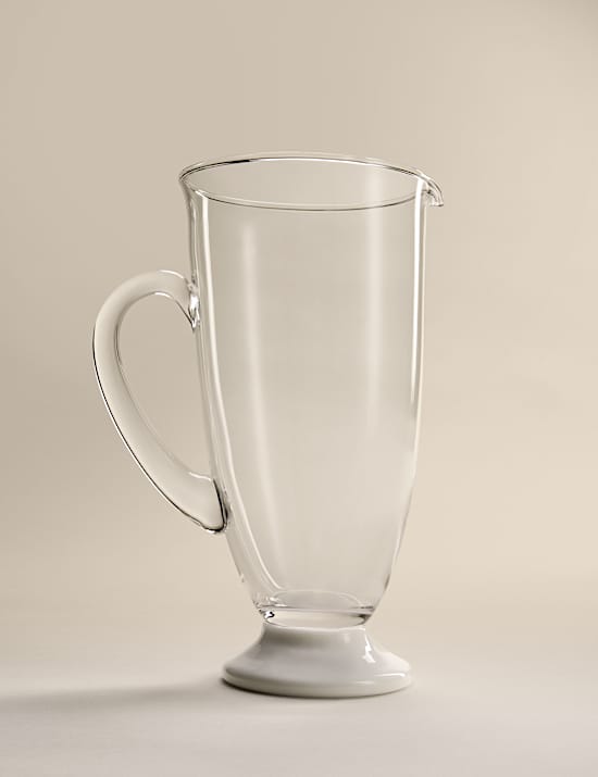 Carafe en verre &agrave; pied