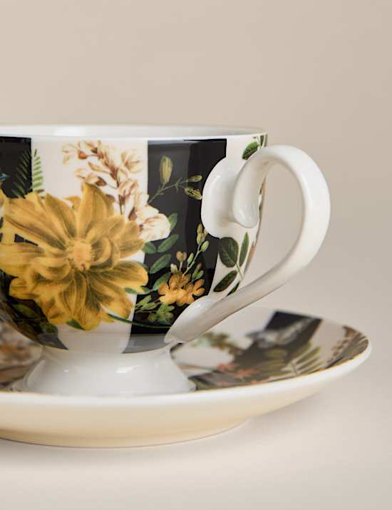 Taza y platillo floral de flores y rayas