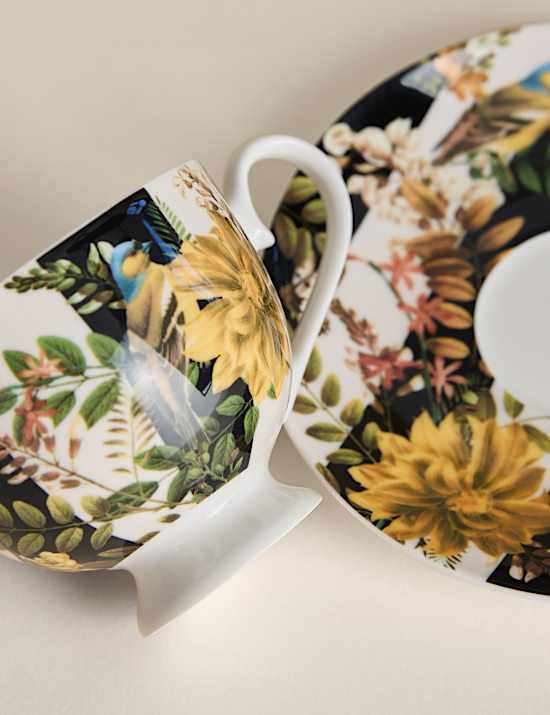 Taza y platillo floral de flores y rayas