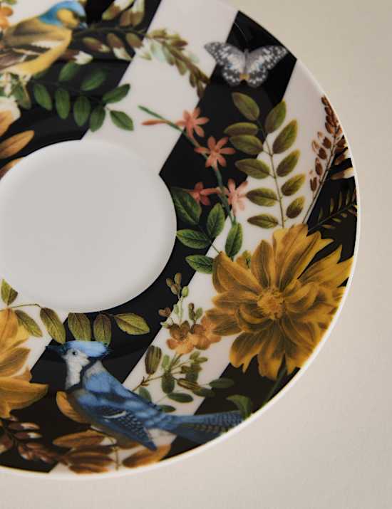 Taza y platillo floral de flores y rayas