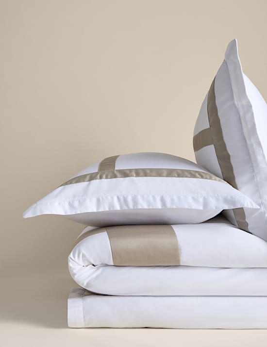 Juego de s&aacute;banas de sat&eacute;n con aplique