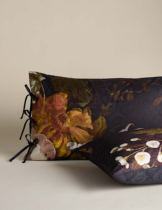 Beddengoedset van satijnweefsel met bloemmotief