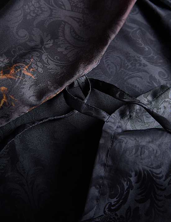 Beddengoedset van satijnweefsel met bloemmotief