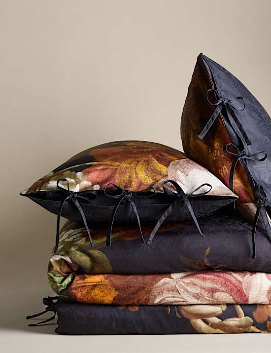 Beddengoedset van satijnweefsel met bloemmotief