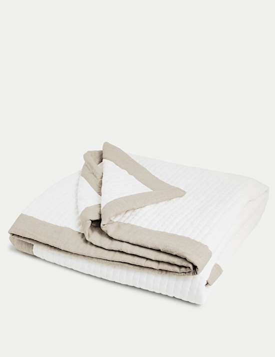 Colcha acolchada con borde de lino