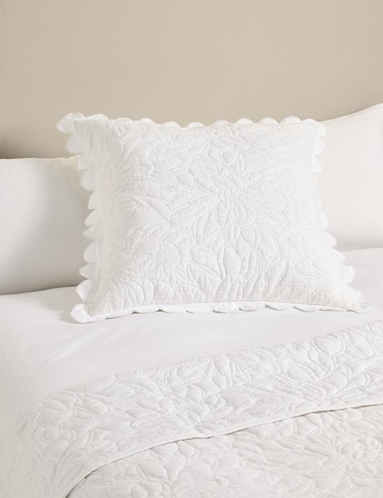 Čtvercov&yacute; potah na pol&scaron;t&aacute;ř z čist&eacute; bavlny s květinov&yacute;m vzorem a vroubkovan&yacute;m lemem