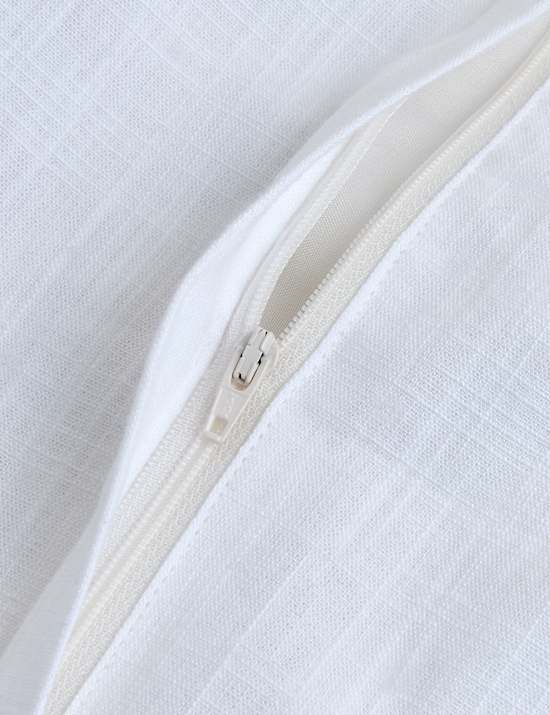 Čtvercov&yacute; potah na pol&scaron;t&aacute;ř z čist&eacute; bavlny s květinov&yacute;m vzorem a vroubkovan&yacute;m lemem