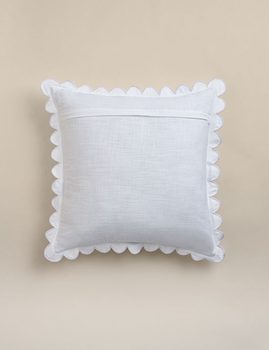 Čtvercov&yacute; potah na pol&scaron;t&aacute;ř z čist&eacute; bavlny s květinov&yacute;m vzorem a vroubkovan&yacute;m lemem