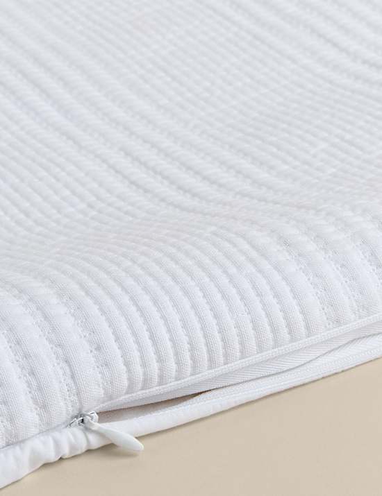 Coj&iacute;n grande decorativo acanalado de algod&oacute;n con lino