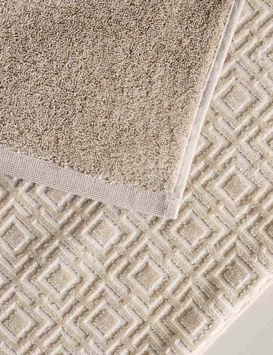 Ručník s geometrickým vzorem