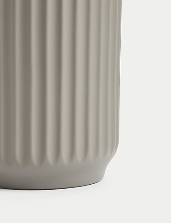 Žebrovaný dávkovač mýdla z&nbsp;pryskyřice