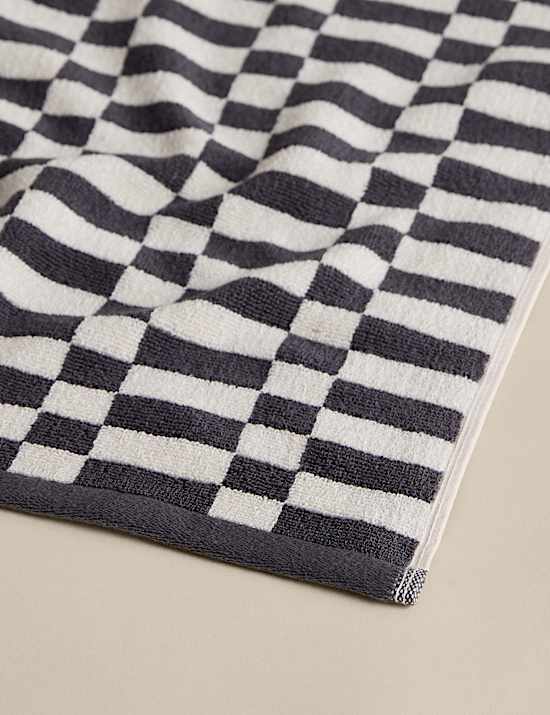 Serviette 100 % coton &agrave; motif g&eacute;om&eacute;trique carreau