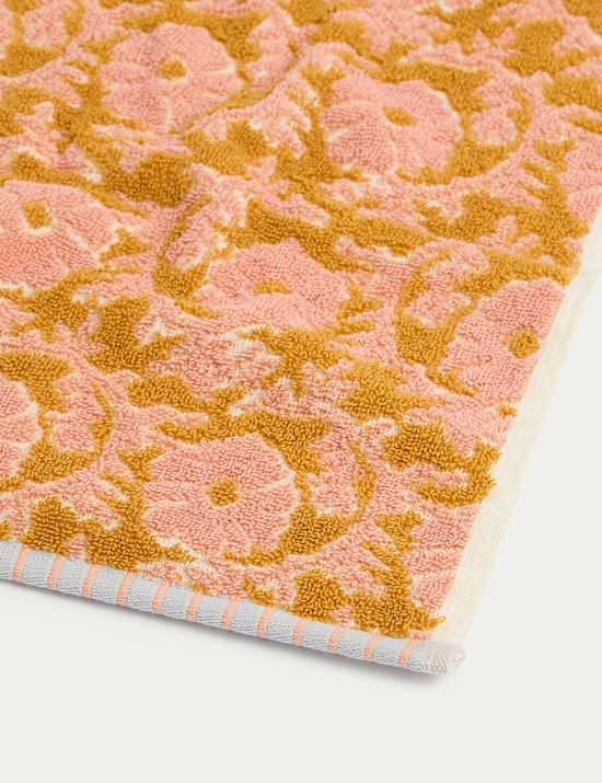 Zuiver katoenen handdoek met silhouetten van bloemen