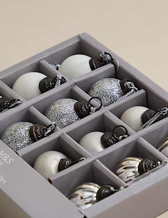 &Alpha;&sigma;&eta;&mu;ί &gamma;&upsilon;ά&lambda;&iota;&nu;&epsilon;&sigmaf; &mu;ί&nu;&iota; &mu;&pi;ά&lambda;&epsilon;&sigmaf;, &sigma;&epsilon;&tau; &tau;&omega;&nu; 12