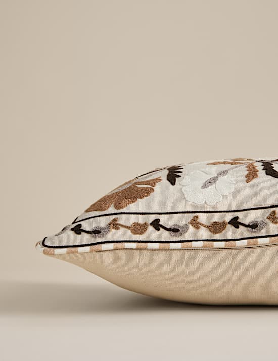 Coussin 100 % coton brod&eacute; fleuri