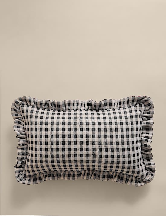 Coussin en chenille tiss&eacute;e &agrave; carreaux Vichy