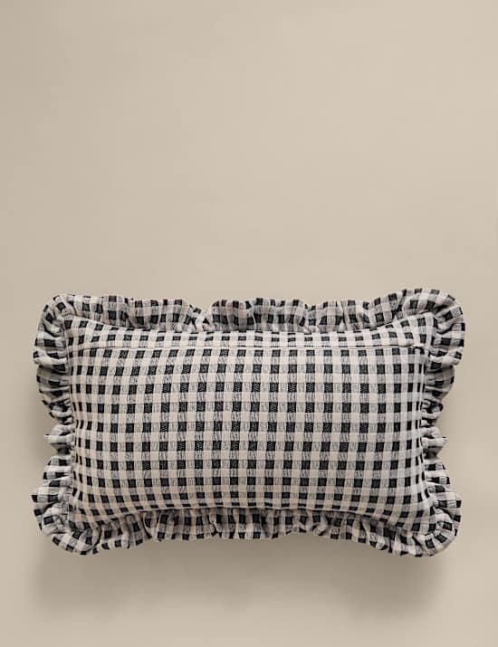 Coussin en chenille tiss&eacute;e &agrave; carreaux Vichy