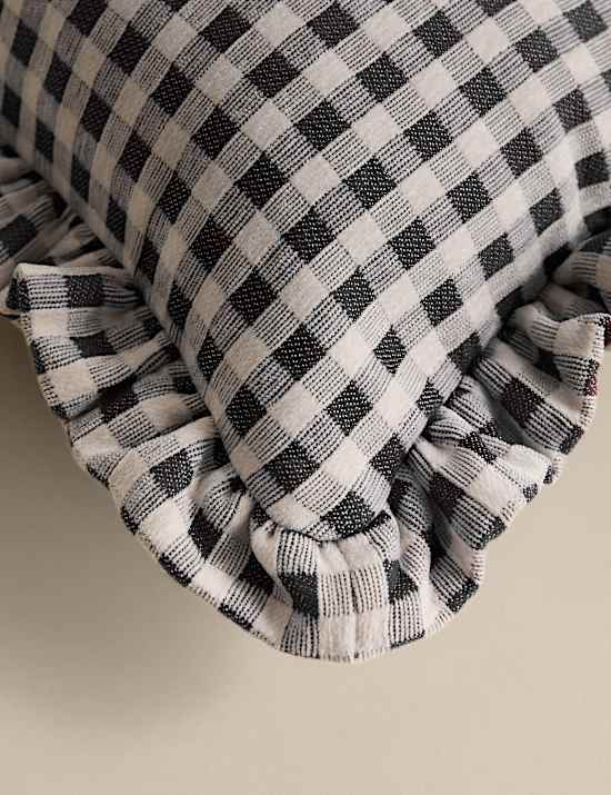 Coussin en chenille tiss&eacute;e &agrave; carreaux Vichy