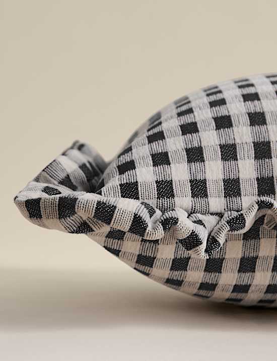 Coussin en chenille tiss&eacute;e &agrave; carreaux Vichy