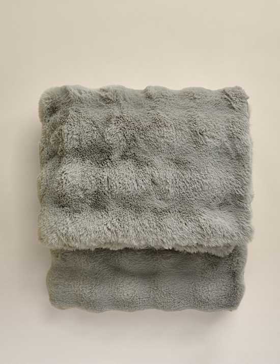 Sprei van imitatiebont met bolletjes