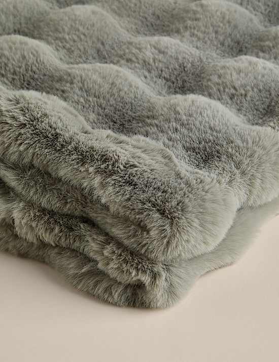 Sprei van imitatiebont met bolletjes