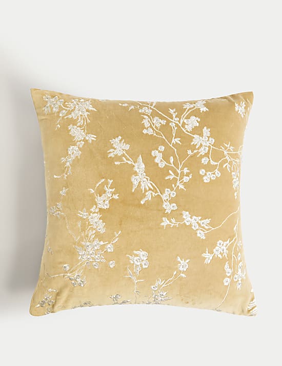 Βελούδινο μαξιλάρι με κέντημα και άνθη κερασιάς