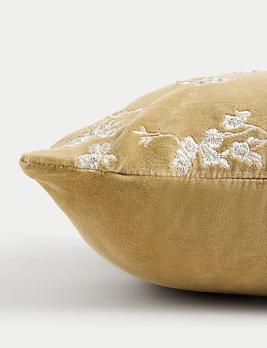 Βελούδινο μαξιλάρι με κέντημα και άνθη κερασιάς