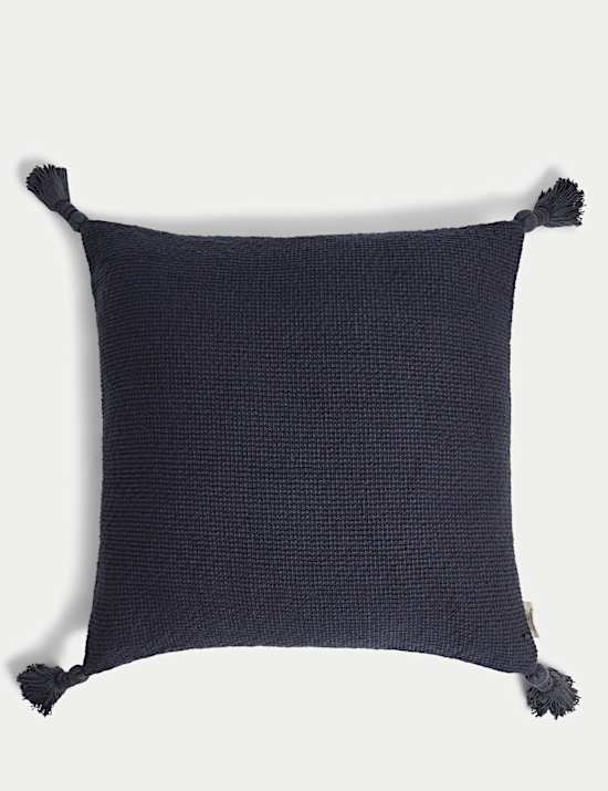 Cojín 100% algodón texturizado con borlas