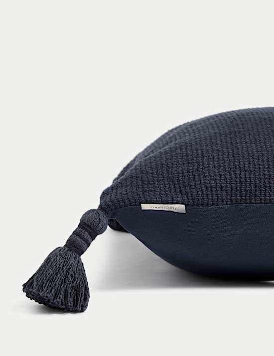 Cojín 100% algodón texturizado con borlas