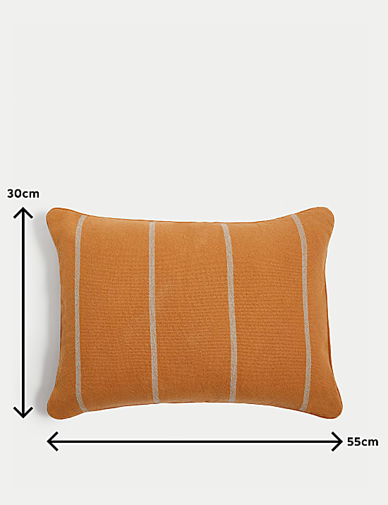 Langwerpig, zuiver katoenen kussen met streepmotief