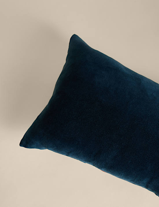 Fluwelen langwerpig kussen met geometrisch patchwork