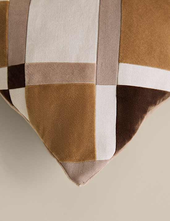 Coj&iacute;n cil&iacute;ndrico de terciopelo con dise&ntilde;o geom&eacute;trico de patchwork