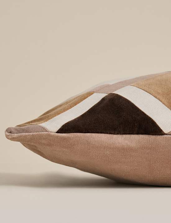 Coj&iacute;n cil&iacute;ndrico de terciopelo con dise&ntilde;o geom&eacute;trico de patchwork