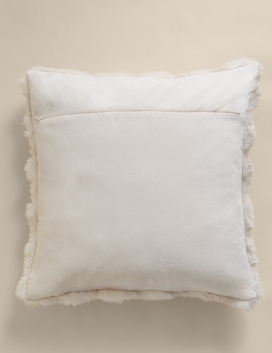 Coussin en fausse fourrure